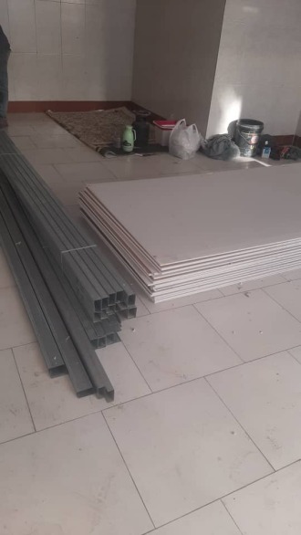 تجهیز کارگاه و خرید متریال ساختمانی ، برگه های کناف جهت شروع پروسه اجرا طراحی و اجرا کافه فلامینگو