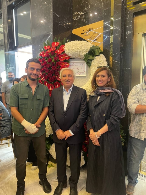 حاج رحیم قربانی سازنده به نام تهران در افتتاحیه مجتمع رونیکا مال حسین آباد، طراحی و اجرا جواهر فروشی مهسا توسط شرکت معمار ساباط ایرانیان در افتتاحیه مجتمع رونیکا مال با حضور سازنده به نام حاج رحیمی قربانی