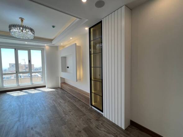 طراحی خانه پینترستی و مدرن توسط شرکت معمار ساباط ایرانیان طراحی اختصاصی تی وی وال و کمد ها و ویترین ها توسط تیم بازسازی حرفه ای شرکت معمار ساباط ایرانیان