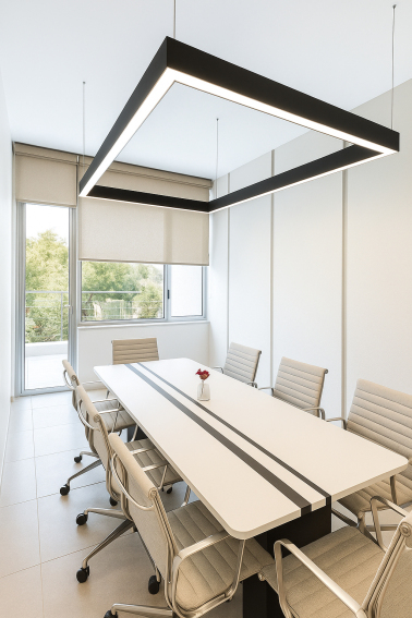 طراحی و اجرا اتاق جلسات ساختمان اداری طراحی و اجرا اتاق جلسات ساختمان اداری در شرکت معمار ساباط ایرانیان با طراحی مدرن و مینیمال